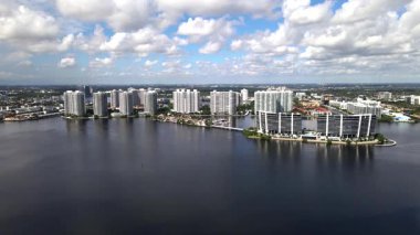 Güney Florida Resort Skyline. Rıhtım Apartmanları ve Kristal Sahil Hattı. Drone videosu.