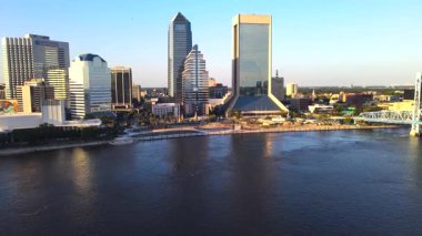 Jacksonville Finans Bölgesi, 4K hava manzaralı. Mimari tarzların bir karışımı canlı kent merkezini vurgular.
