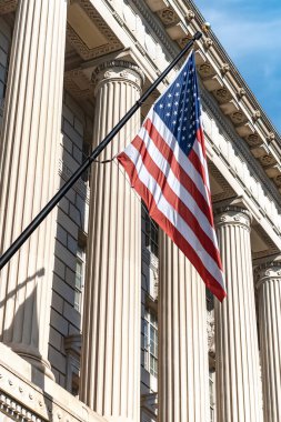 Washington 'da Amerikan bayrağı ve sütunları olan hükümet binası 