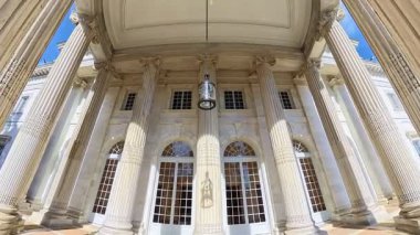 Washington DC 'de mavi gökyüzünün altında zarif beyaz sütunlu cephe