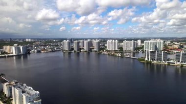 Sunny Isles Sahili 'nin Manzaralı Hava Manzarası. Gökdelenler ve Sakin Atlantik Suları. Drone videosu.