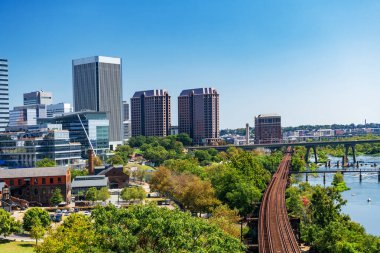 Virginia 'nın başkentinin yüksek şehir manzarası şehir merkezindeki mimari, yeşil nehir kenarındaki parklar ve su üzerindeki köprülerin karışımını gösteriyor..