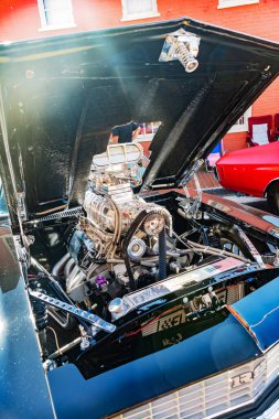 Retro siyah 1967 Chevrolet Camaro agresif stil ve performans güncellemeleri ile.