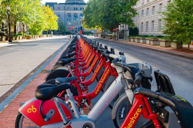 Washington DC 'deki Şehir Bisiklet Paylaşım İskelesinde Kamu Kiralama Bisikletleri