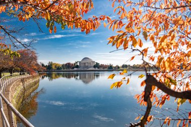 Gelgit havzasında sonbahar yeşilliği ve Jefferson Anıtı manzarası