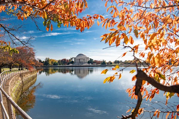 Gelgit havzasında sonbahar yeşilliği ve Jefferson Anıtı manzarası