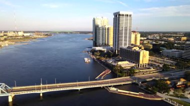 Jacksonville, Florida 'daki St. Johns River Parkı ve çeşmesi. Yüksek çözünürlüklü 4K video.
