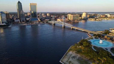 Jacksonville, Florida limanı. Büyük bir park ve çeşmenin havadan görünüşü.