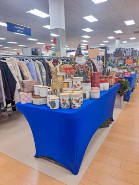 Ülke Noel teması: Bir perakende mağazasında indirimde olan Noel Baba figürü.