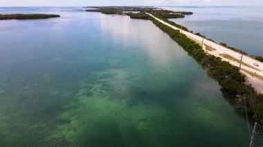 Deniz aşırı otoban boyunca Key West 'e doğru Manzaralı Sahil Yolu