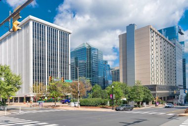 Virginia 'da modern mermer ve cam ticari mimarinin temiz çizgileri.