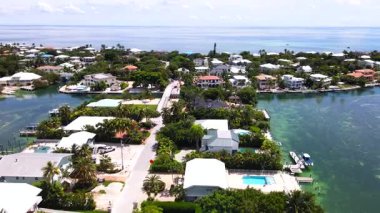 Florida Keys 'teki Palm-Lined Canalfront Evlerinin Havadan Görünümü
