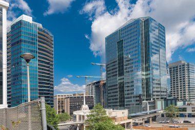Modern ofis binaları Rosslyn, Virginia 'da büyük sütunları ve mavi pencereleri olan cepheler..