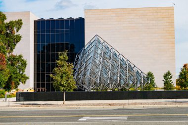 Ulusal Sanat Galerisi 'nin Doğu Binası' nın mimari görünümü, gri mermer cephe ile geometrik çelik ve cam piramit kurulumunun zıttı..