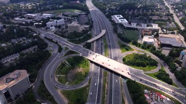 Tysons 'daki Karmaşık Otoyol Kavşağı 4K Yukarıdan Aşağı Videosu