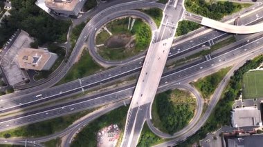 Tysonlardaki Modern Ulaşım Kavşağı 4K Görünümü
