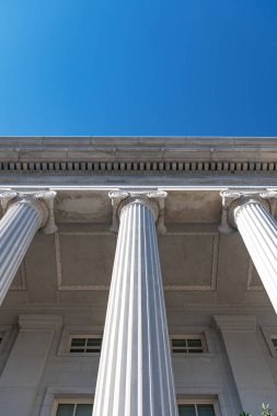 Aşağıdan Bakılan Klasik İyonik Sütunlar