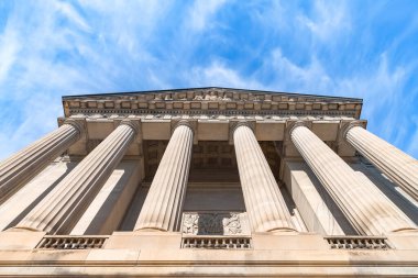 Temiz Gökyüzüne Karşı Neoklasik İnşaat Cephesi Perspektifi