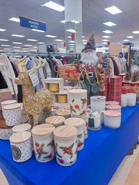 Beyaz sakallı, gözlüklü ve ekose elbiseli Noel Baba figürü..