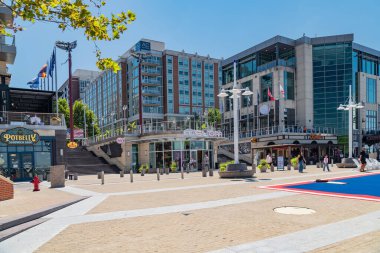Restoranlar ve Şehir Hayatı ile Ulusal Liman 'ın Sokak Seviyesi Görünümü