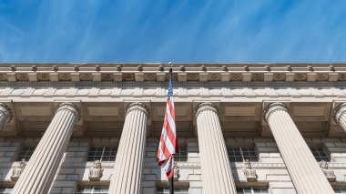 Amerikan bayrağı taşıyan Washington hükümet binasının klasik dış görünüşü.