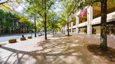 Washington DC 'deki Hoover Binası. Amerikan bayrakları ve açık plaza manzaralı.