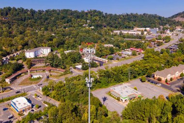 Asheville sokaklarının ve yeşil dağ manzarasının insansız hava aracı panoraması