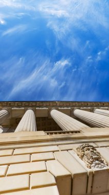 Açık Gökyüzüne Karşı Simetrik Klasik Sütunlar