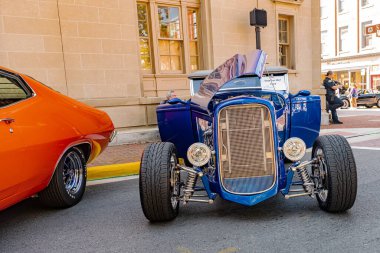 Leesburg Virginia 'daki araba fuarında klasik mavi araba sergileniyor.