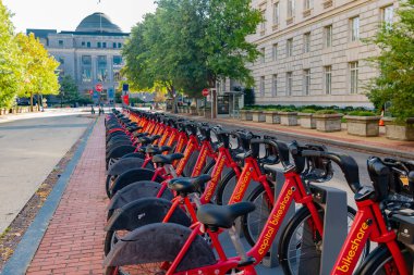 Washington DC caddesinde Başkent Bisiklet Sırası Kiralık Bisikletler