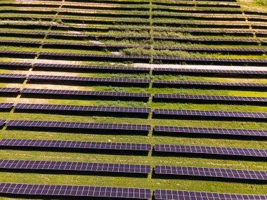 Yenilenebilir enerji temaları için yukarıdan görülen çimen alanı üzerindeki güneş panelleri deseni