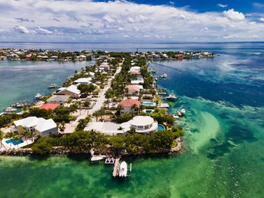 Key West adaları ve kristal berraklığında Karayip sularının manzaralı manzarası