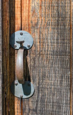 Kırsal kapı donanımı eski ahşap yüzeye yakın çekim