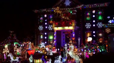 Noel Işıkları ve Dekorasyonlarıyla Kaplanmış Ev Bayramlık Bir Kış Gecesinde Parlıyor