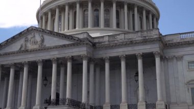 Başkent Washington 'da Amerikan bayrağı sallayan kubbe.