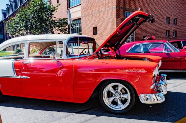 Klasik kırmızı Chevrolet 1955 Leesburg Virginia 'da sergileniyor