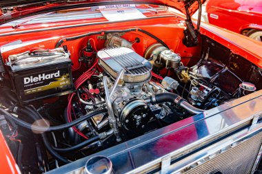 1955 model bir Chevrolet 'nin motoru bir araba fuarında açık kaputun altında görünür..