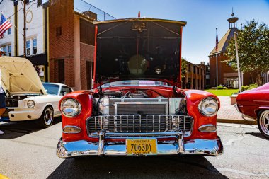 Eski bir araba. Chevrolet 1955. Parlak krom detaylar.