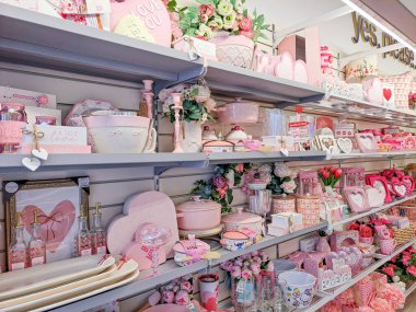 Sevgililer günü hediye dükkanında pembe çiçekler ve aşk işaretleri