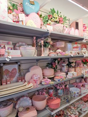 Gül ve tatlı ambalajlı Pastel aşk temalı ekran