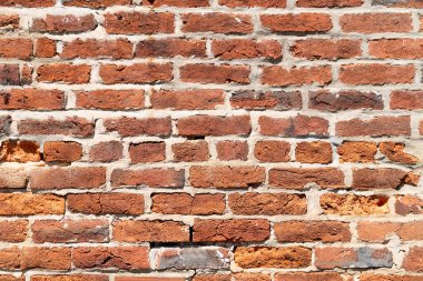 Çatlak ve kabataslak vintage yüzeyi olan eski desenli tuğla duvarın yakın görüntüsü