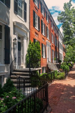 Yaz güneşi, büyüleyici Washington sokaklarındaki evlere ve kaldırım manzaralarına gölge düşürüyor.