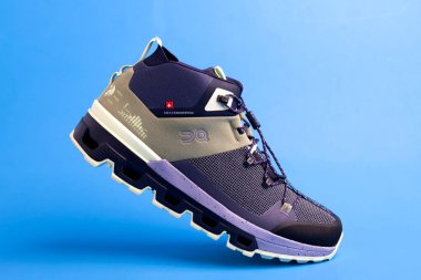 Gelişmiş bağlama sistemiyle çalışan yüksek performanslı mor yürüyüş ayakkabıları.