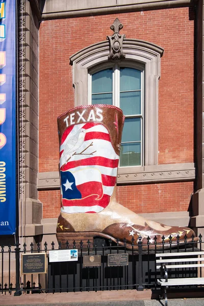 Smithsonian Müzesi 'nin önünde Amerikan bayrağı olan dev batı botu.