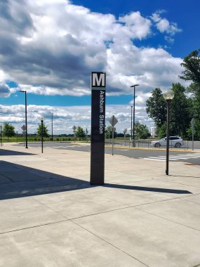 Modern Ashburn metro istasyonu sokak lambaları, tabelaları ve açık mavi gökyüzü