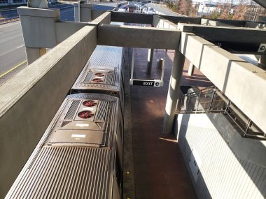 Largo Şehir Merkezi Platformu WMATA metro treni sabah ışığı altında geliyor.