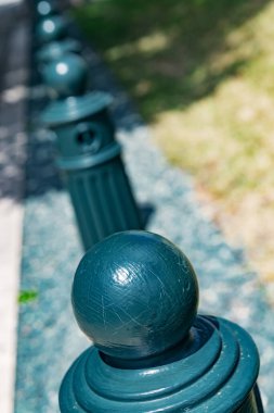 Şehir parkındaki sokak mobilyaları günlük şehir hayatını ve sakin rutinini gösteriyor