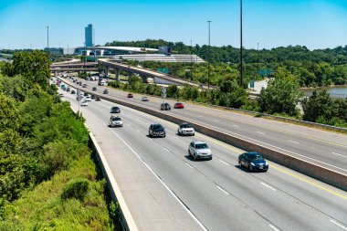 Washington DC çevre yolunda ulaşım altyapısı ve hareket halindeki araçlar