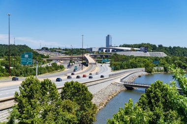 Washington DC 'de gündüz vakti trafik akışıyla şehir otoyolu kavşağı