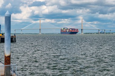 Denizdeki konteynır gemisi ticari nakliyat ve uluslararası nakliye araçlarını gösteriyor